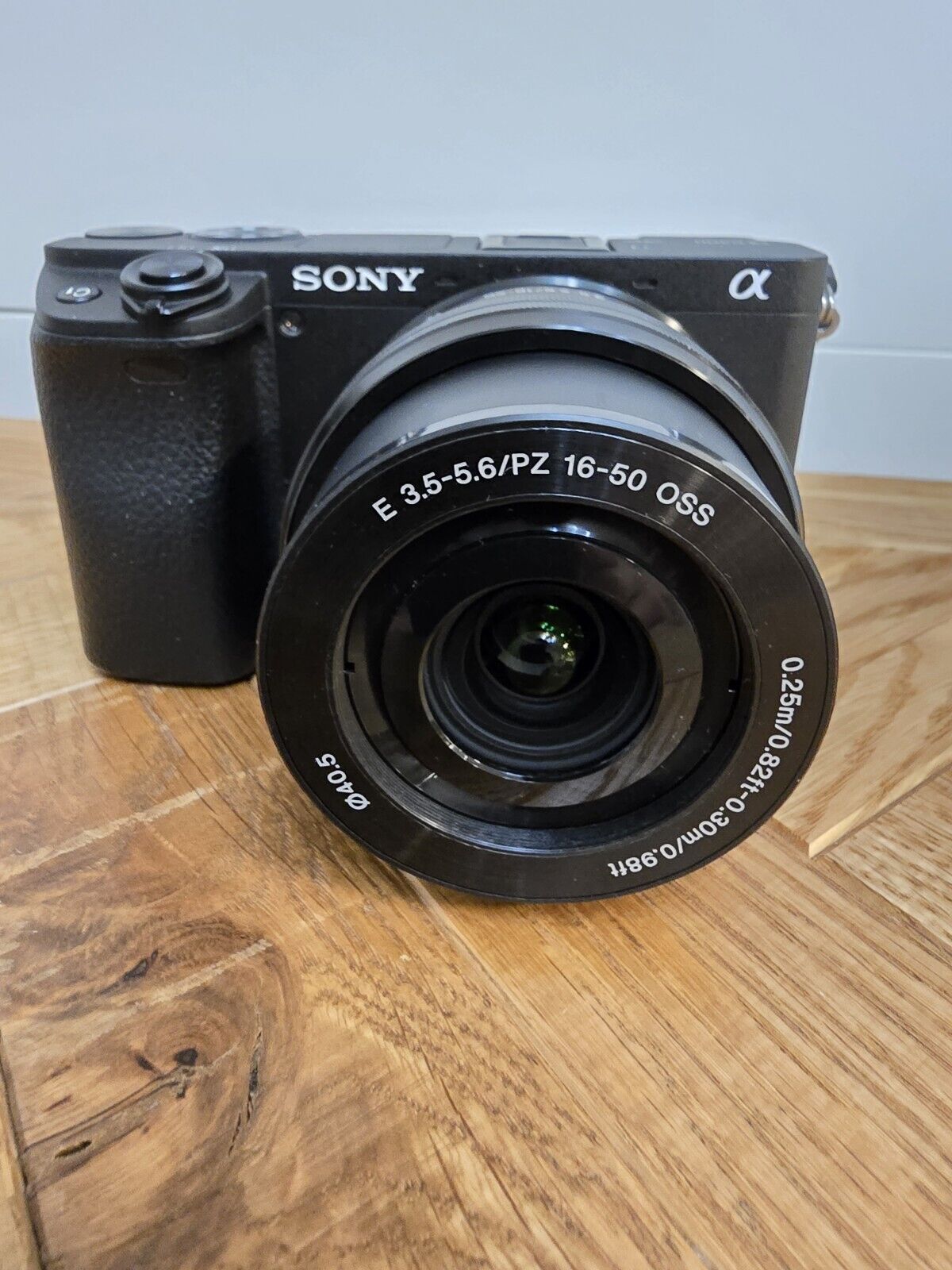 Sony Alpha a6400 Mirrorless Camera APS-C with E PZ 16-50 mm f/3.5-5.6 OSS Lens