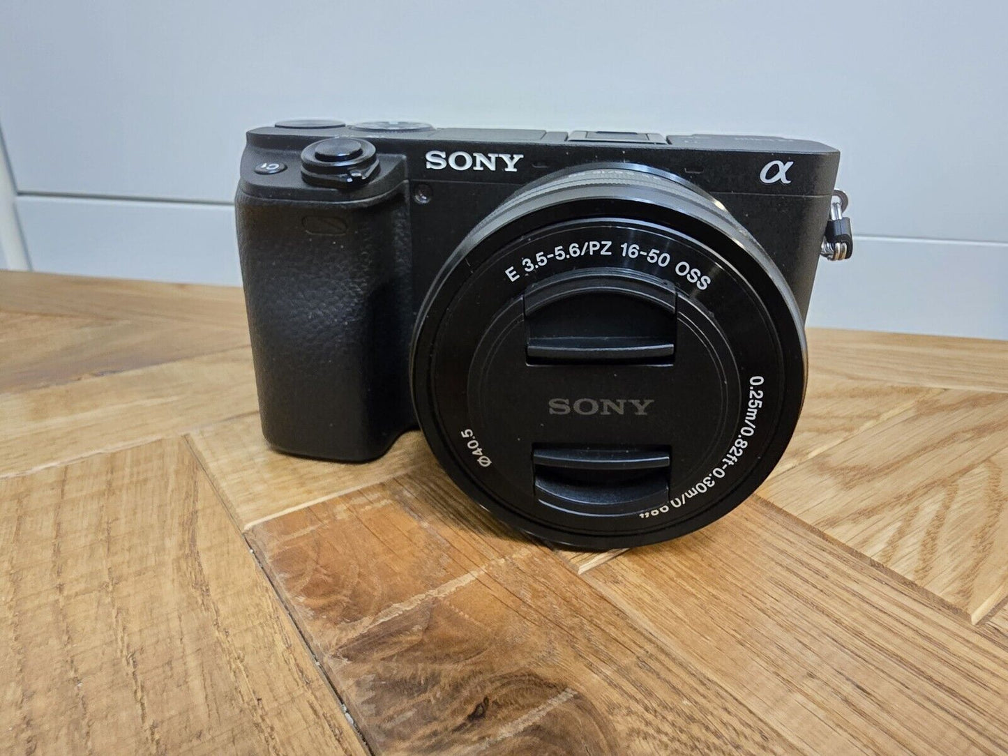 Sony Alpha a6400 Mirrorless Camera APS-C with E PZ 16-50 mm f/3.5-5.6 OSS Lens